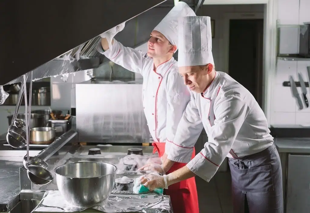 Deux cuisiniers dans une cuisine de restaurant