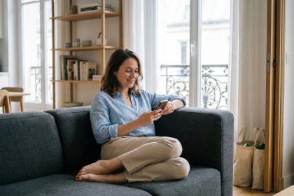 Jeune femme parisienne souriante sur un sofa moderne