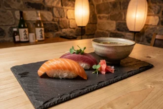 Plateau de sushis nigiri et miso servi dans un restaurant japonais de Bourgogne-Franche-Comté avec décor en pierre apparente